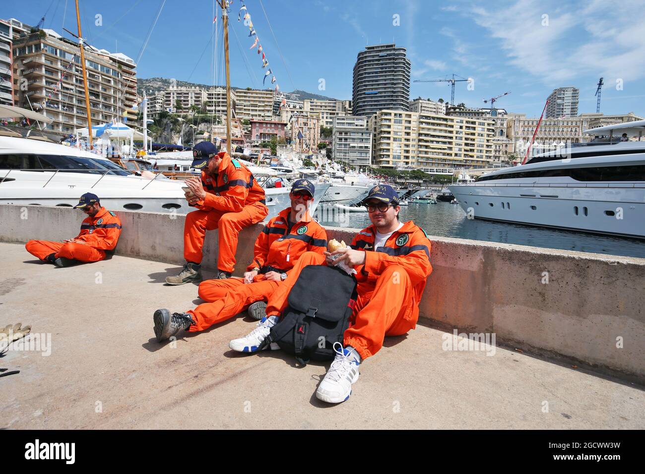 Marschalls genießen das Mittagessen. Großer Preis von Monaco, Donnerstag, 26. Mai 2016. Monte Carlo, Monaco. Stockfoto