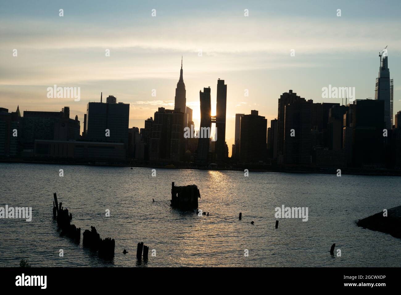 New York, USA Skyline von Manhattan über dem East River von Long Island City bei Sonnenuntergang, Stockfoto