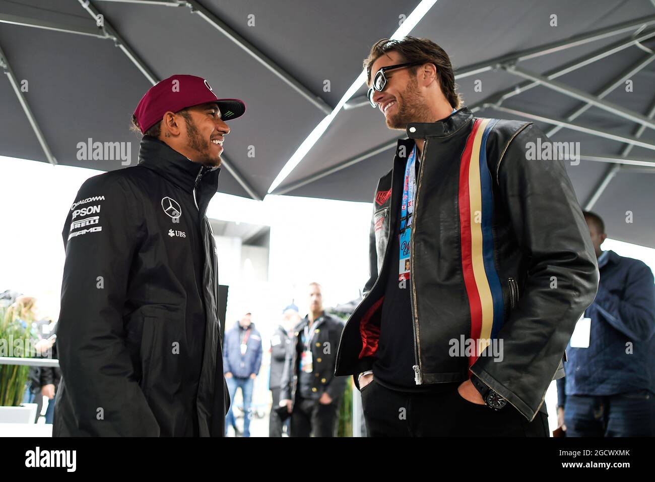 (L bis R): Lewis Hamilton (GBR) Mercedes AMG F1 mit Tom Brady (USA) New England Patriots Quarterback. Großer Preis von Kanada, Sonntag, 12. Juni 2016. Montreal, Kanada. Stockfoto