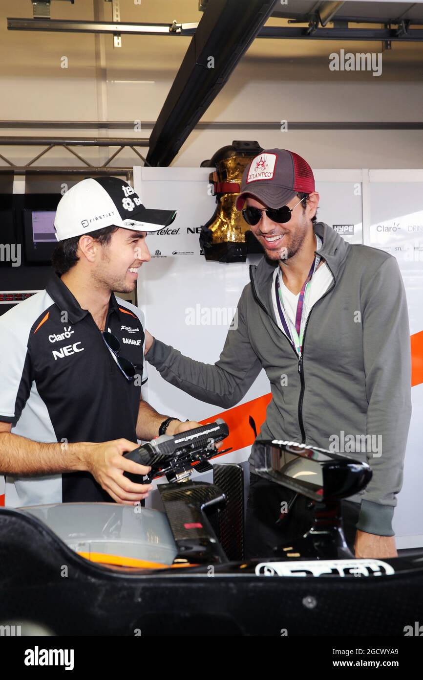 (L bis R): Sergio Perez (MEX) Sahara Force India F1 mit Enrique Iglesias (ESP) Singer. Großer Preis von Europa, Sonntag, 19. Juni 2016. Baku City Circuit, Aserbaidschan. Stockfoto