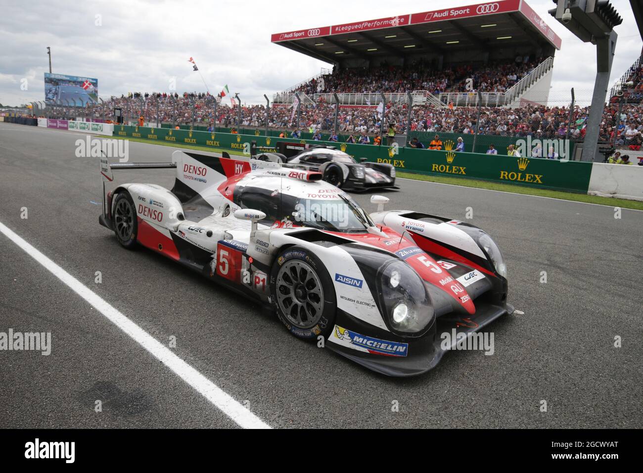 Anthony Davidson (GBR) / Sebastien Buemi (SUI) / Kazuki Nakajima (JPN) #05 Toyota Gazoo Racing der Toyota TS050 Hybrid hält an und scheidet mit wenigen Minuten aus der Führung des Rennens aus. FIA-Langstrecken-Weltmeisterschaft, Le Mans 24 Stunden - Rennen, Sonntag, 16. Juni 2016. Le Mans, Frankreich. Stockfoto