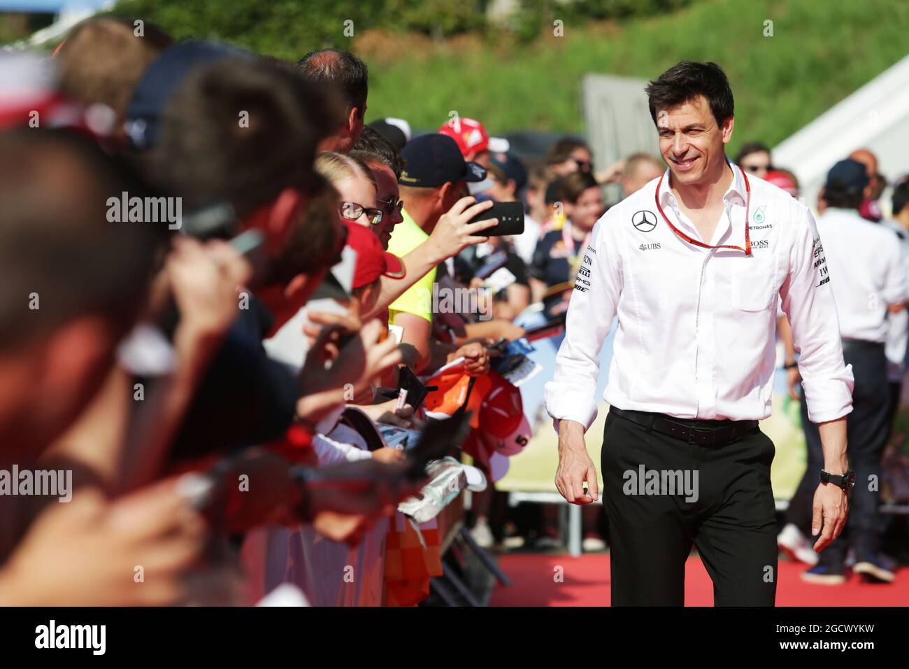 Toto Wolff (GER) Mercedes AMG F1 Aktionär und Geschäftsführer mit Fans. Großer Preis von Österreich, Samstag, 2. Juli 2016. Spielberg, Österreich. Stockfoto