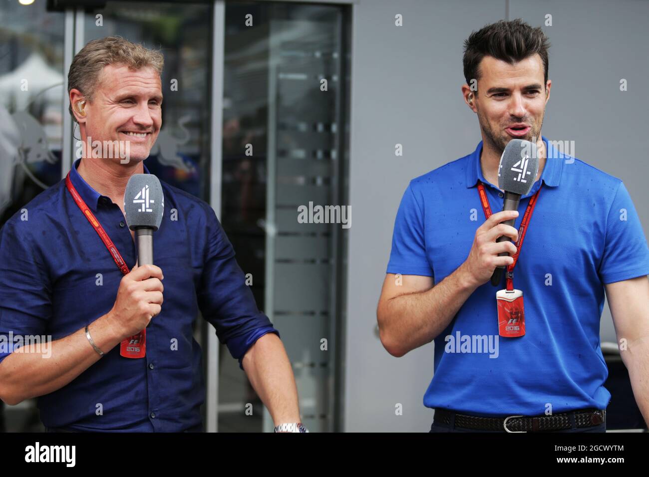 (L bis R): David Coulthard (GBR) Red Bull Racing und Scuderia Toro Advisor / Channel 4 F1-Kommentator mit Steve Jones (GBR) Channel 4 F1-Moderator. Großer Preis von Österreich, Samstag, 2. Juli 2016. Spielberg, Österreich. Stockfoto