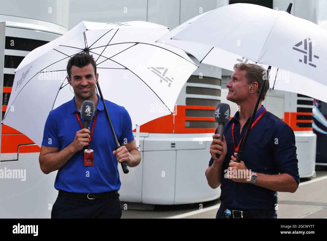 (L bis R): Steve Jones (GBR) Channel 4 F1-Moderator mit David Coulthard (GBR) Red Bull Racing und Scuderia Toro Advisor / Channel 4 F1-Kommentator. Großer Preis von Österreich, Samstag, 2. Juli 2016. Spielberg, Österreich. Stockfoto