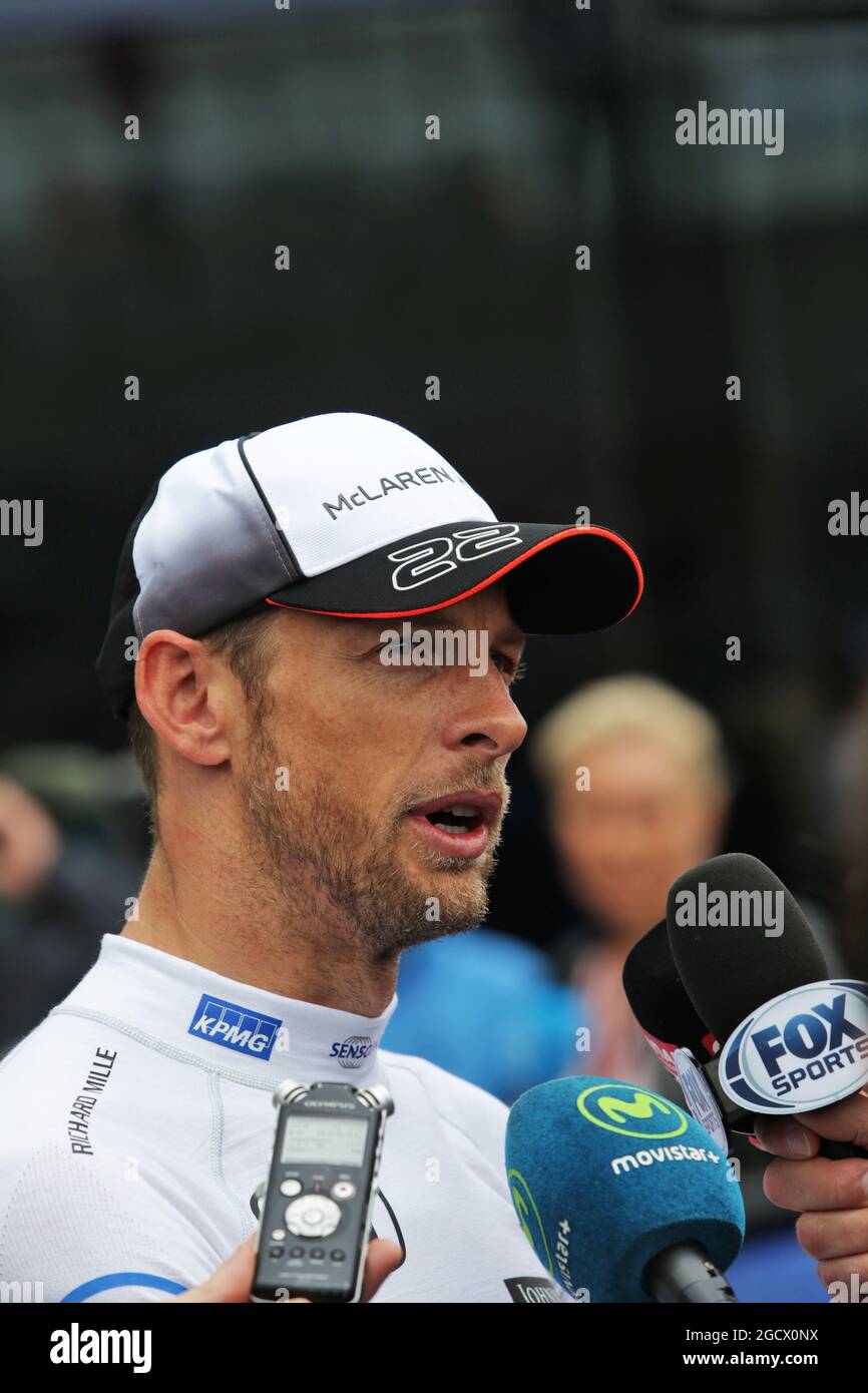 Jenson Button (GBR) McLaren mit den Medien. Großer Preis von Großbritannien, Samstag, 9. Juli 2016. Silverstone, England. Stockfoto