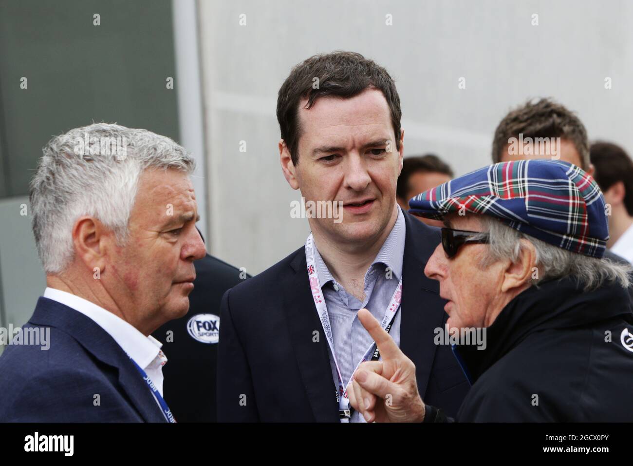 (L bis R): Derek Warwick (GBR) mit George Osborne MP (GBR) Chancellor of the Exchecr und Jackie Stewart (GBR). Großer Preis von Großbritannien, Sonntag, 10. Juli 2016. Silverstone, England. Stockfoto