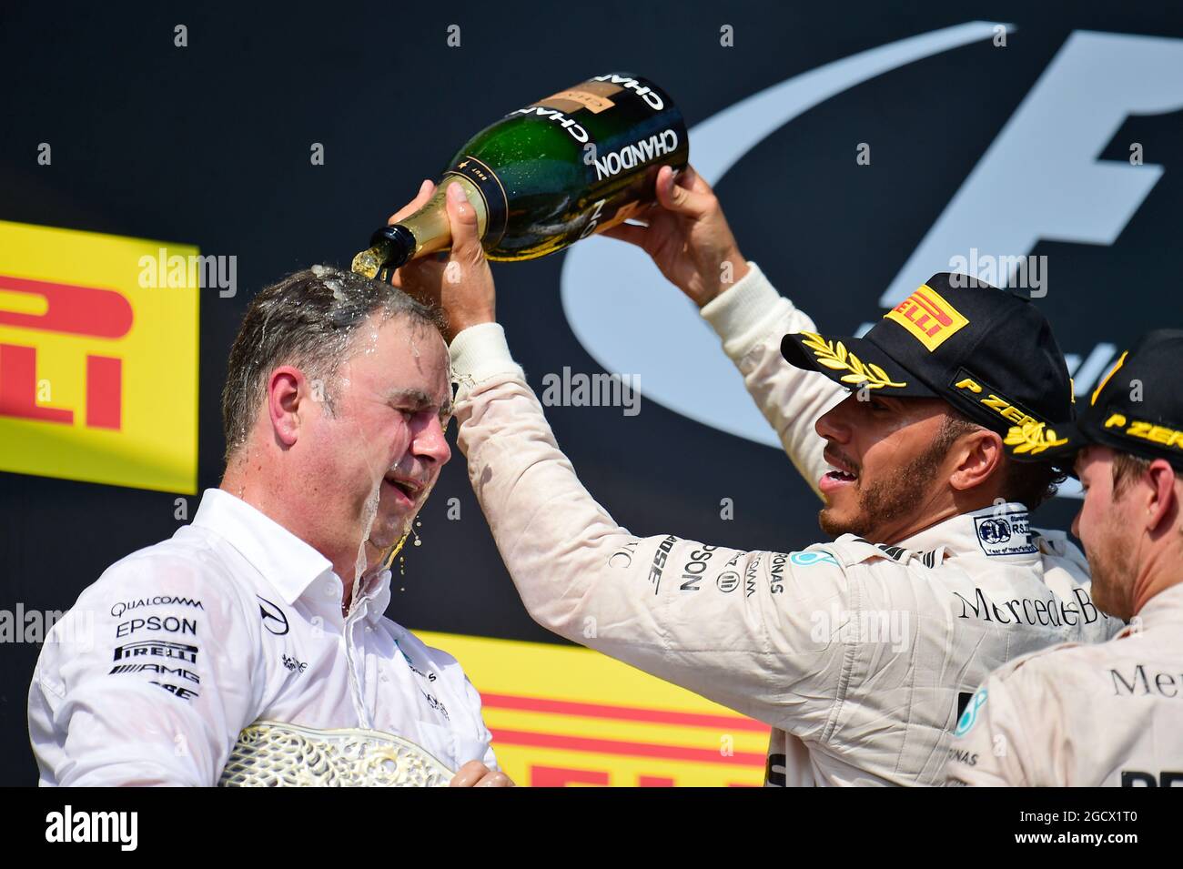 Ron Meadows (GBR) Mercedes GP Team Manager feiert mit Lewis Hamilton (GBR) Mercedes AMG F1 und Nico Rosberg (GER) Mercedes AMG F1 auf dem Podium. Großer Preis von Ungarn, Sonntag, 24. Juli 2016. Budapest, Ungarn. Stockfoto
