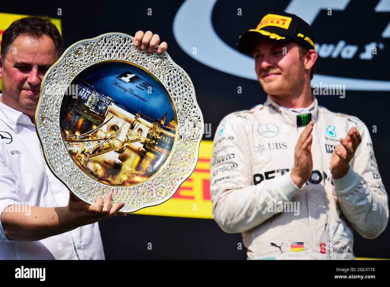 Ron Meadows (GBR) Mercedes GP Team Manager feiert auf dem Podium. Großer Preis von Ungarn, Sonntag, 24. Juli 2016. Budapest, Ungarn. Stockfoto