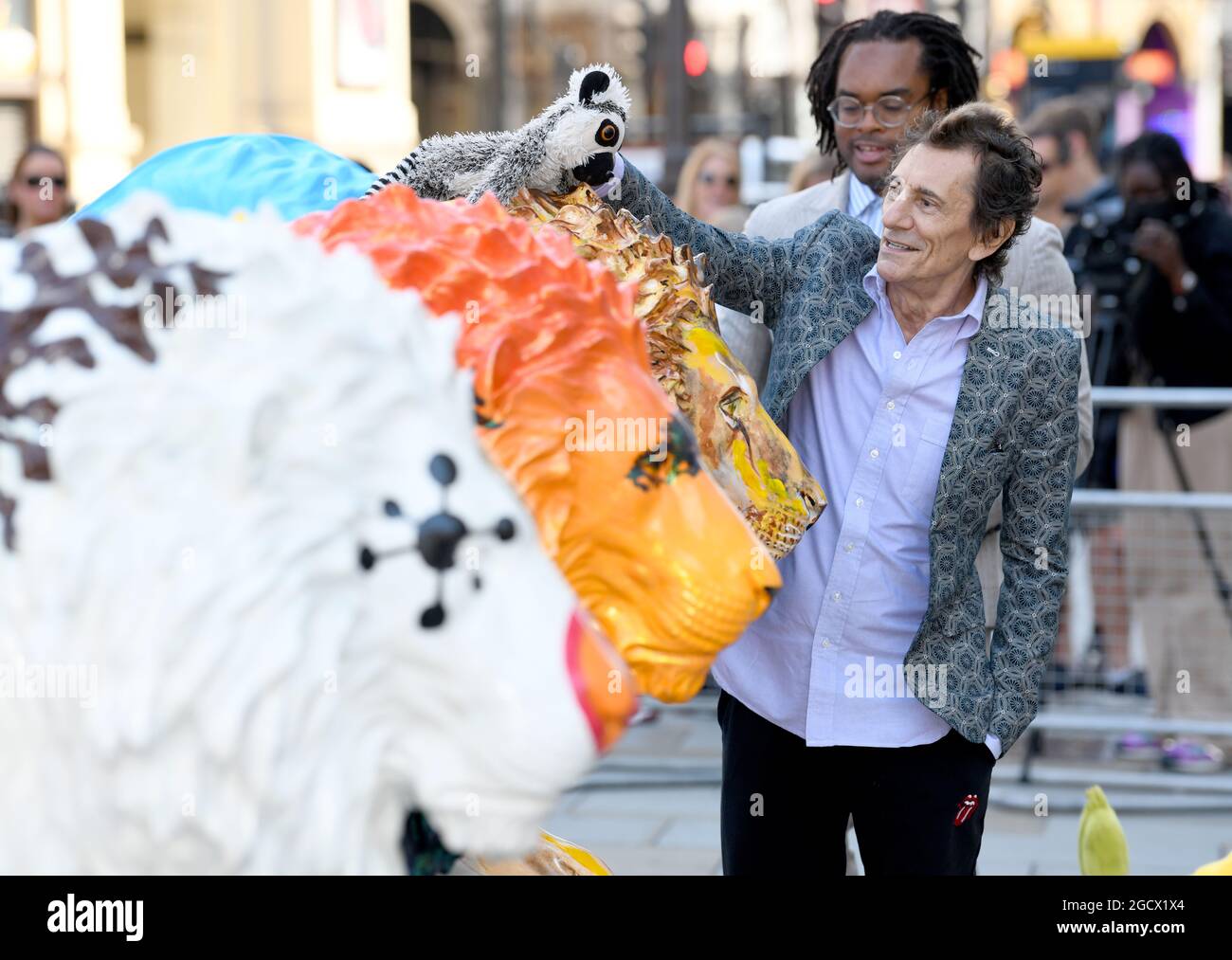 London, Großbritannien. August 2021. London, Großbritannien. 10. August 2021, London. Ronnie Wood nahm an der Eröffnung des Tusk Lion Trail Teil, einer globalen Kunstinstallation zur Unterstützung der afrikanischen Konservierung am Weltlöwentag, Piccadilly Circus. Quelle: Doug Peters/Alamy Live News Stockfoto