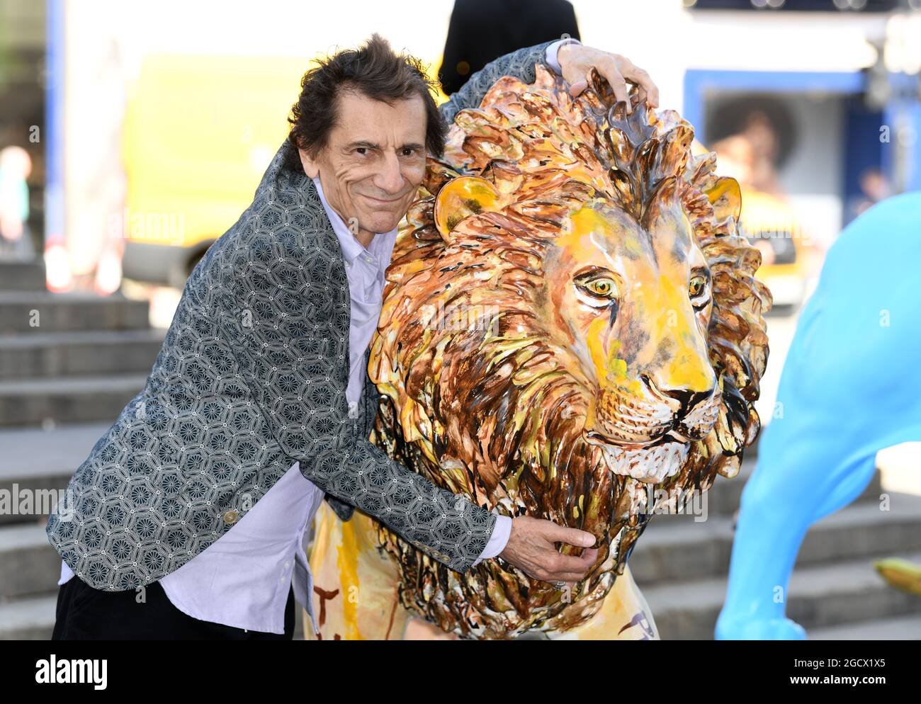 London, Großbritannien. August 2021. London, Großbritannien. 10. August 2021, London. Ronnie Wood nahm an der Eröffnung des Tusk Lion Trail Teil, einer globalen Kunstinstallation zur Unterstützung der afrikanischen Konservierung am Weltlöwentag, Piccadilly Circus. Quelle: Doug Peters/Alamy Live News Stockfoto