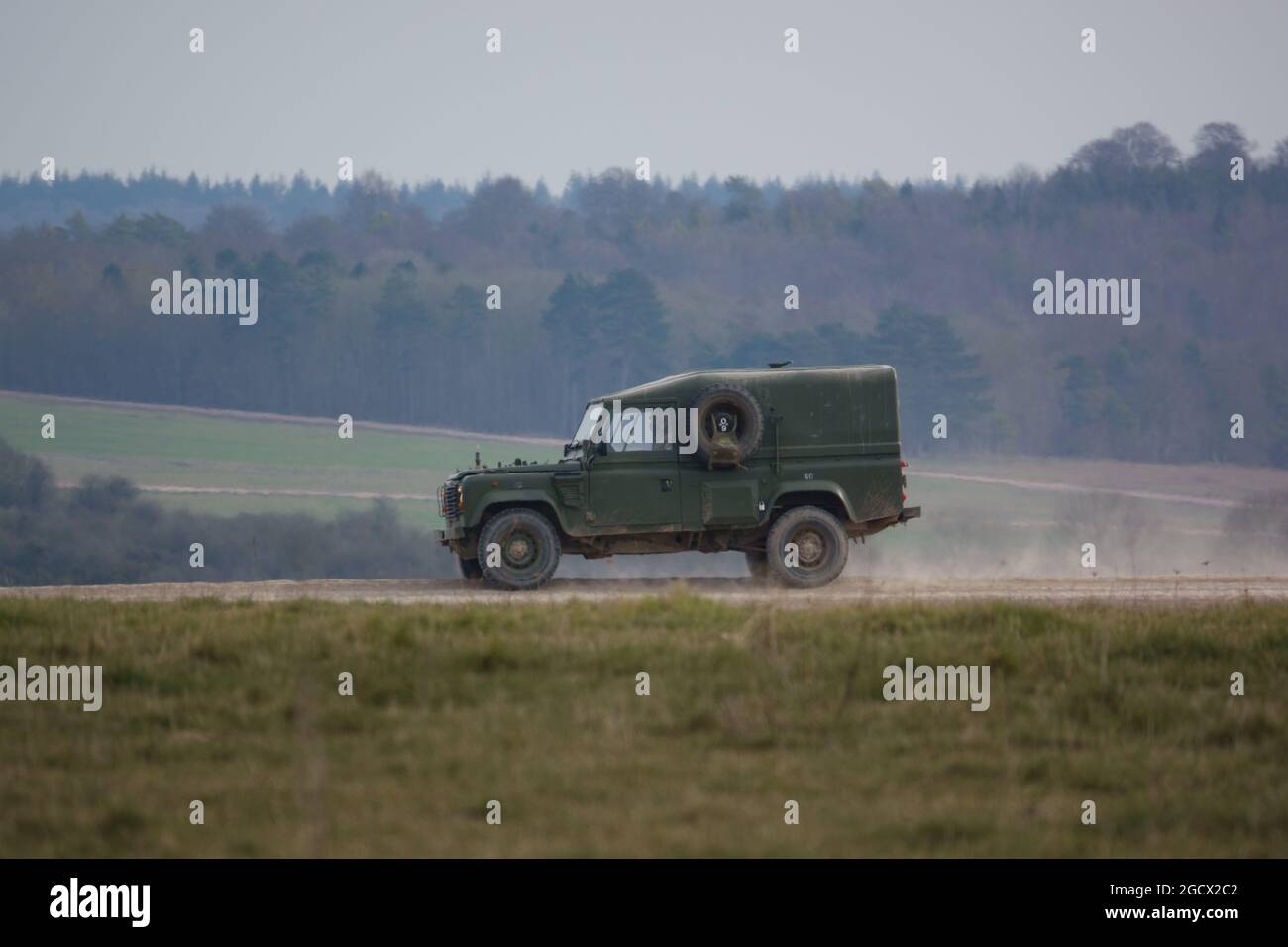 British Army Land Rover Defender leichtes Nutzfahrzeug bei der Übung Salisbury Plain, Wiltshire, Großbritannien Stockfoto