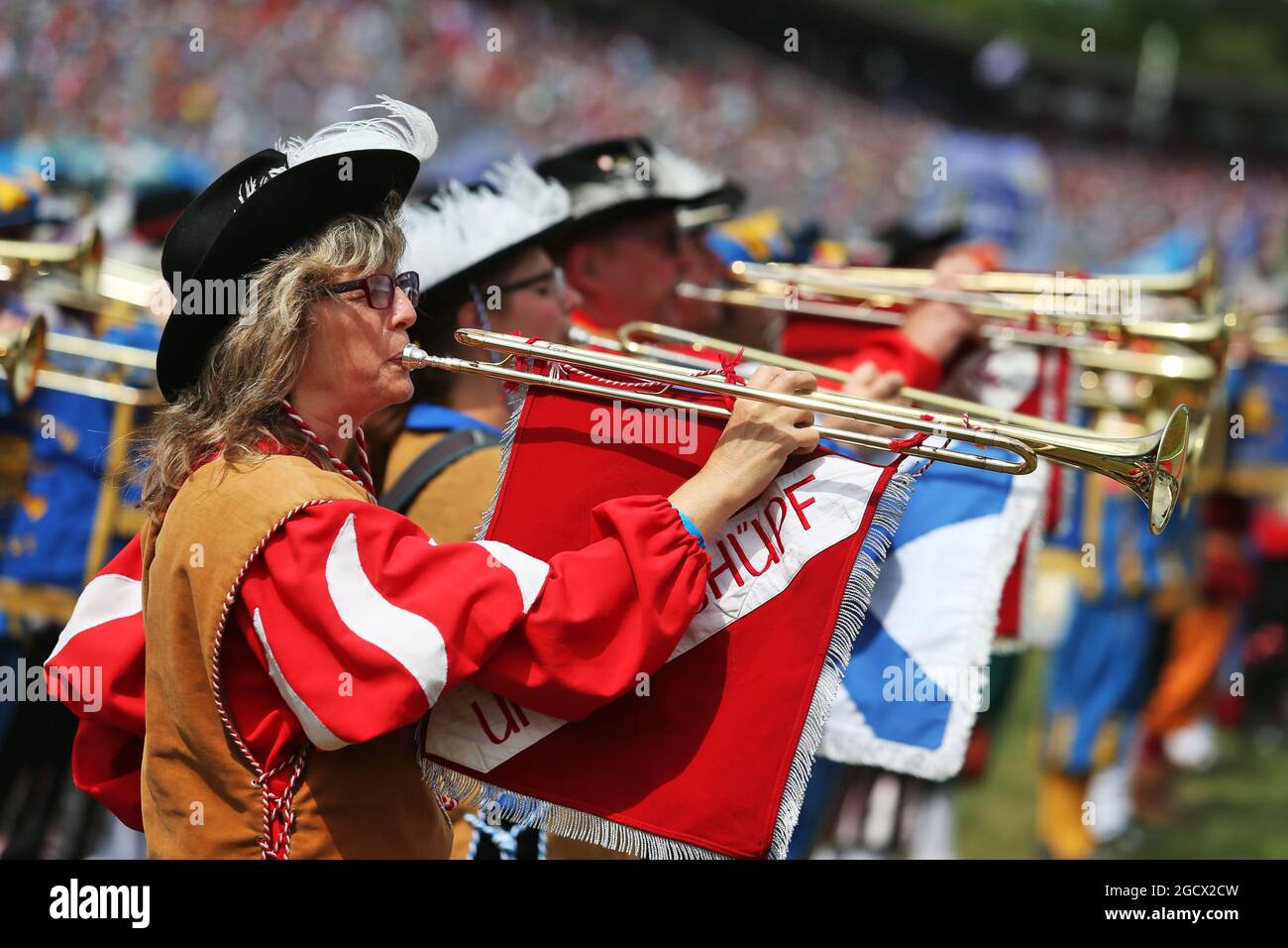 Bands spielen auf dem Spielfeld. Großer Preis von Deutschland, Sonntag, 31. Juli 2016. Hockenheim, Deutschland. Stockfoto
