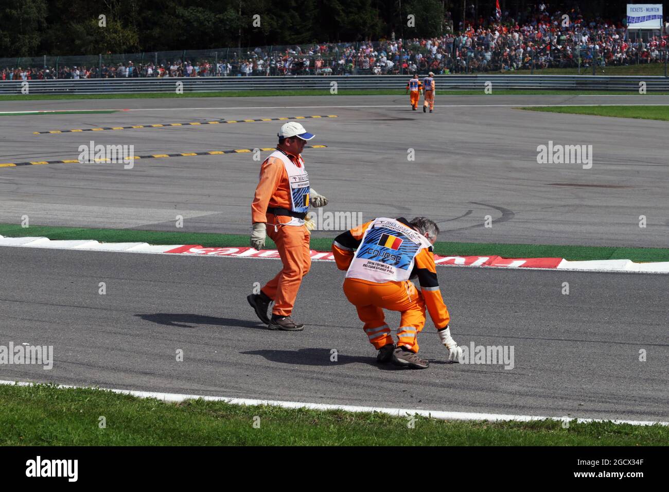 Marschalls entfernen Rückstände aus dem Stromkreis. Großer Preis von Belgien, Sonntag, 28. August 2016. Spa-Francorchamps, Belgien. Stockfoto