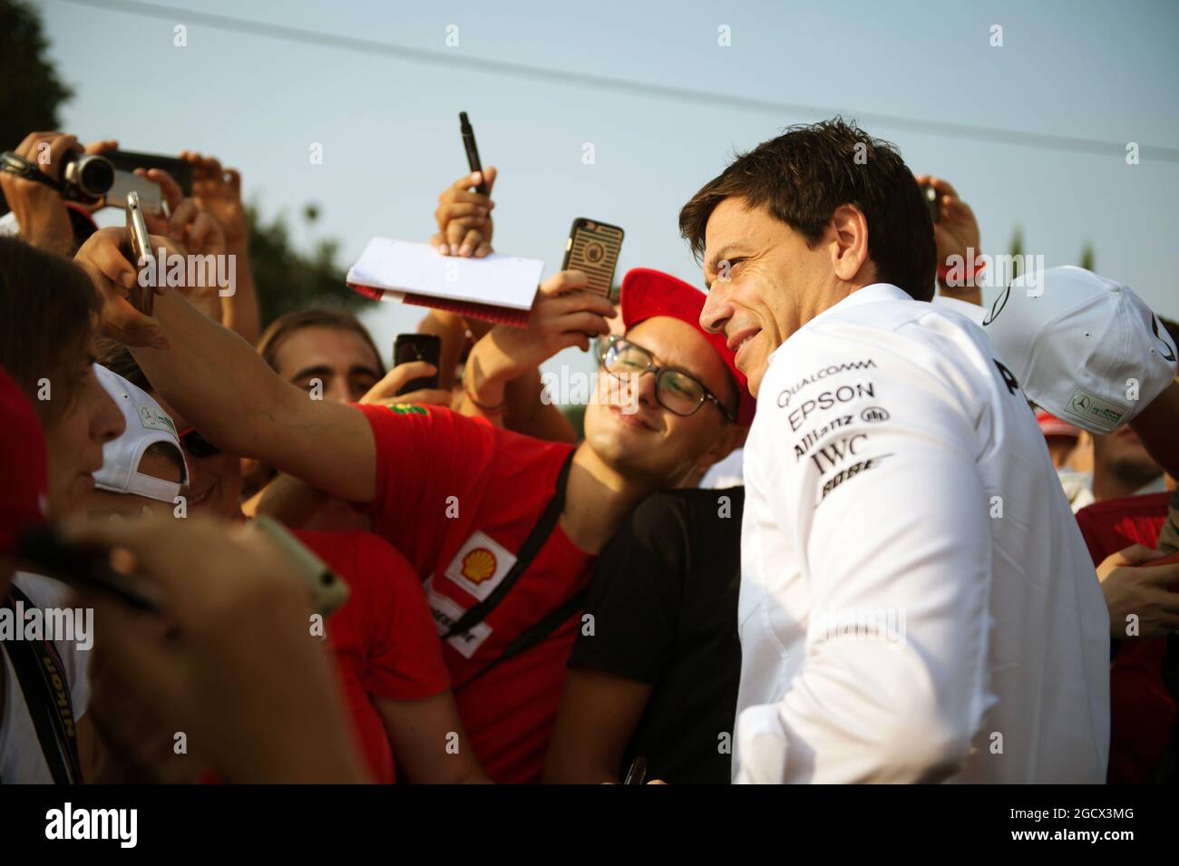 Toto Wolff (GER) Mercedes AMG F1 Aktionär und Geschäftsführer mit Fans. Großer Preis von Italien, Samstag, 3. September 2016. Monza Italien. Stockfoto