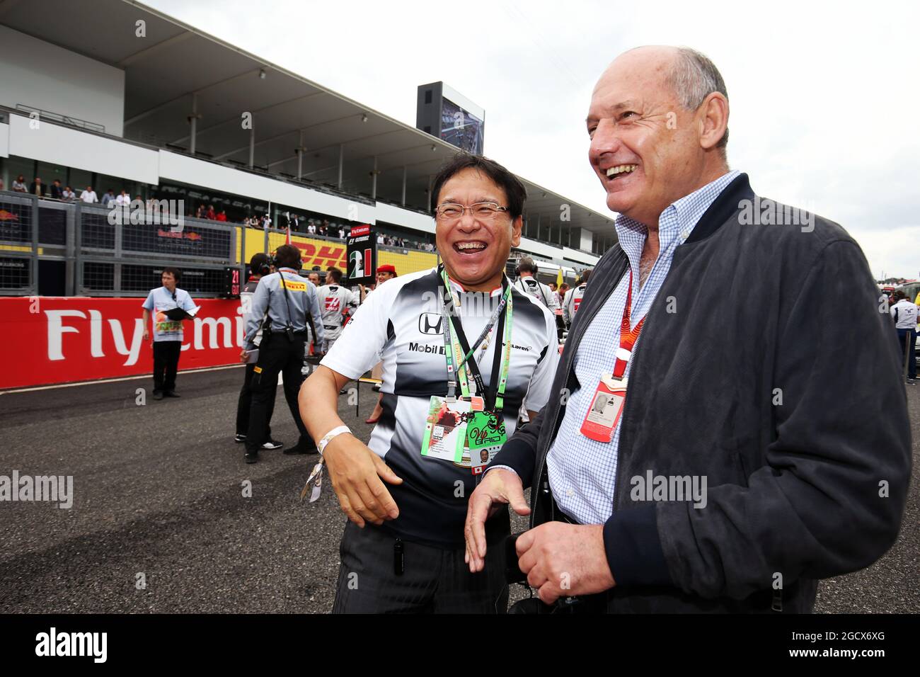 Ron Dennis (GBR) McLaren Executive Chairman (rechts) mit Tetsuya Shoji (JPN) Chief Executive Officer und President der NTT Communications Corporation. Großer Preis von Japan, Sonntag, 9. Oktober 2016. Suzuka, Japan. Stockfoto