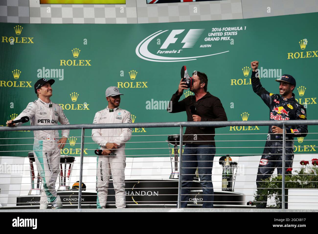 Das Podium (L bis R): Nico Rosberg (GER) Mercedes AMG F1, Zweiter; Lewis Hamilton (GBR) Mercedes AMG F1, Rennsieger; Gerard Butler (GBR) Schauspieler; Daniel Ricciardo (AUS) Red Bull Racing, Dritter. Großer Preis der Vereinigten Staaten, Sonntag, 23. Oktober 2016. Circuit of the Americas, Austin, Texas, USA. Stockfoto