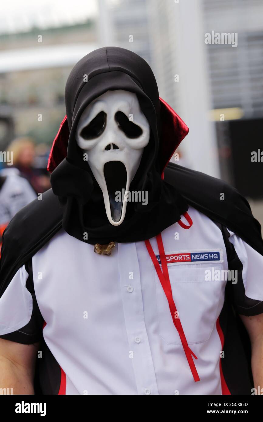 Ein Sky Sports Reporter mit einer gruseligen Maske. Großer Preis von Mexiko, Donnerstag, 27. Oktober 2016. Mexiko-Stadt, Mexiko. Stockfoto