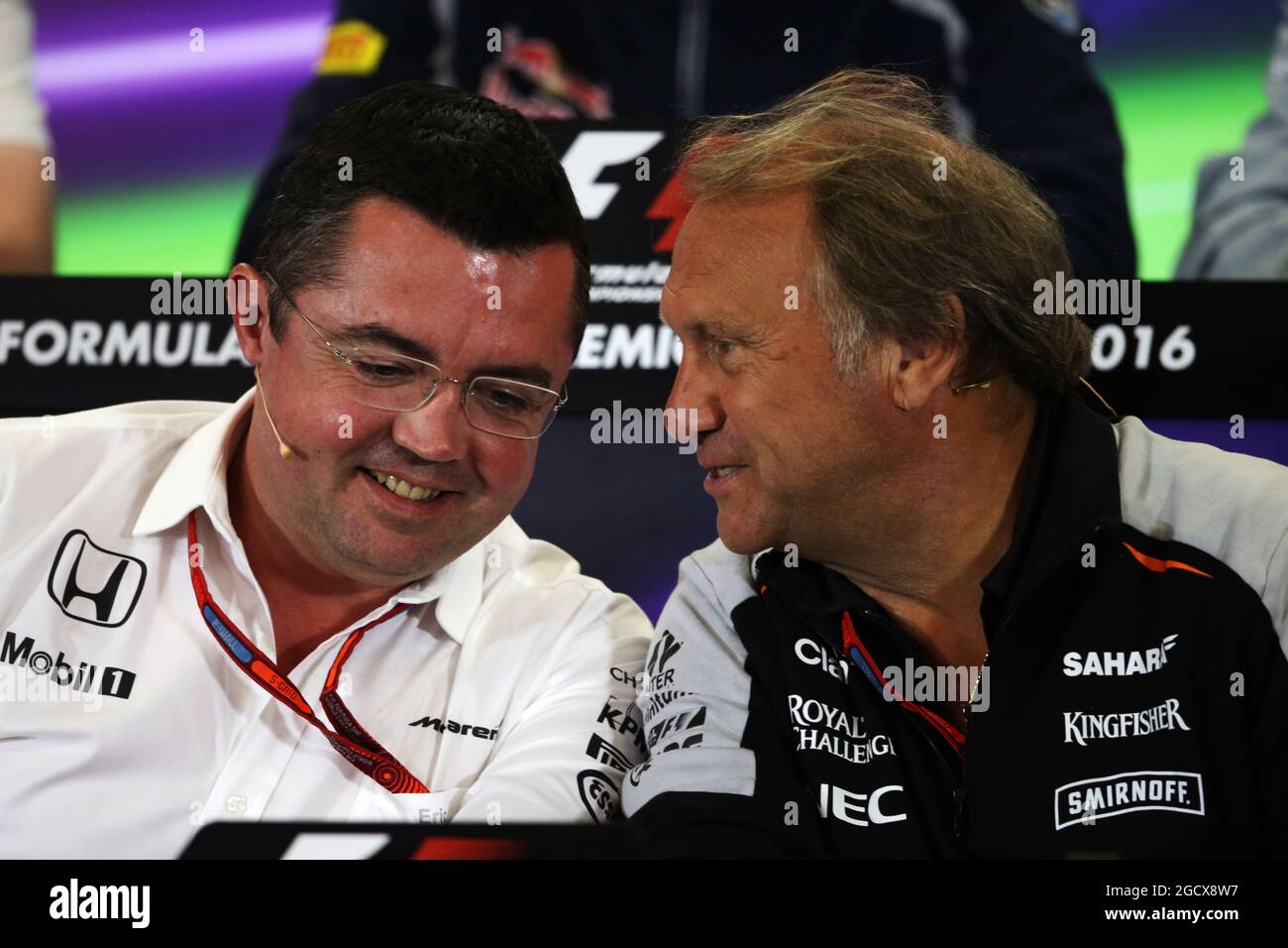 (L bis R): Eric Boullier (FRA) McLaren Racing Director mit Robert Fernley (GBR) Sahara Force India F1 Team Deputy Team Principal bei der FIA Pressekonferenz. Großer Preis von Mexiko, Freitag, 28. Oktober 2016. Mexiko-Stadt, Mexiko. Stockfoto