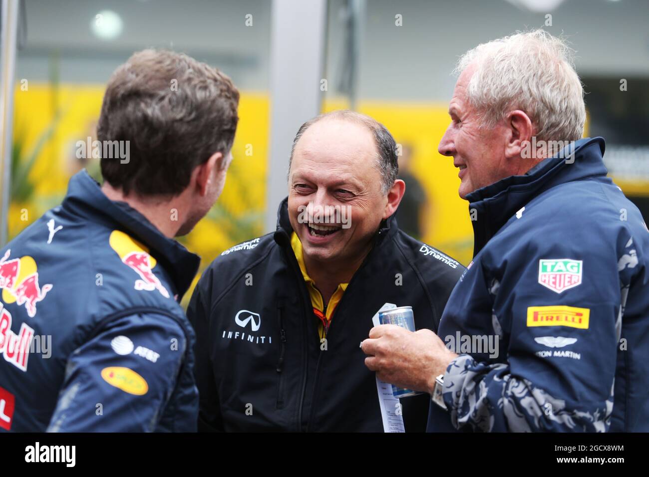 (L bis R): Christian Horner (GBR) Red Bull Racing Team Principal mit Frederic Vasseur (FRA) Renault Sport F1 Team Racing Director und Dr. Helmut Marko (AUT) Red Bull Motorsport Consultant. Großer Preis von Mexiko, Freitag, 28. Oktober 2016. Mexiko-Stadt, Mexiko. Stockfoto