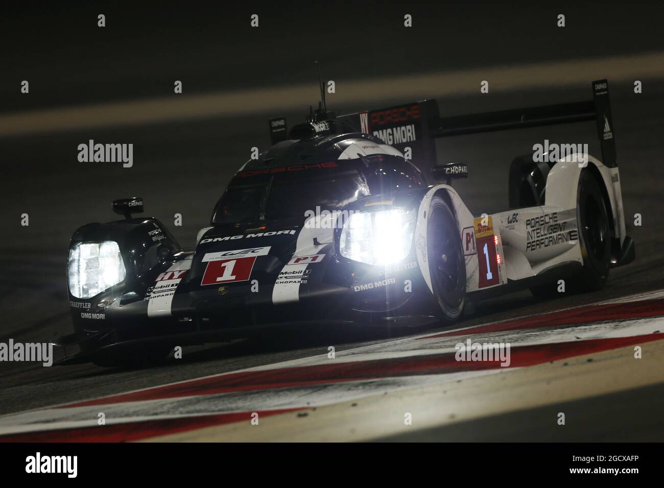 Timo Bernhard (GER) / Mark Webber (AUS) / Brendon Hartley (NZL) #01 Porsche Team Porsche 919 Hybrid. FIA-Langstrecken-Weltmeisterschaft, Runde 9, Donnerstag, 17. November 2016. Sakhir, Bahrain. Stockfoto