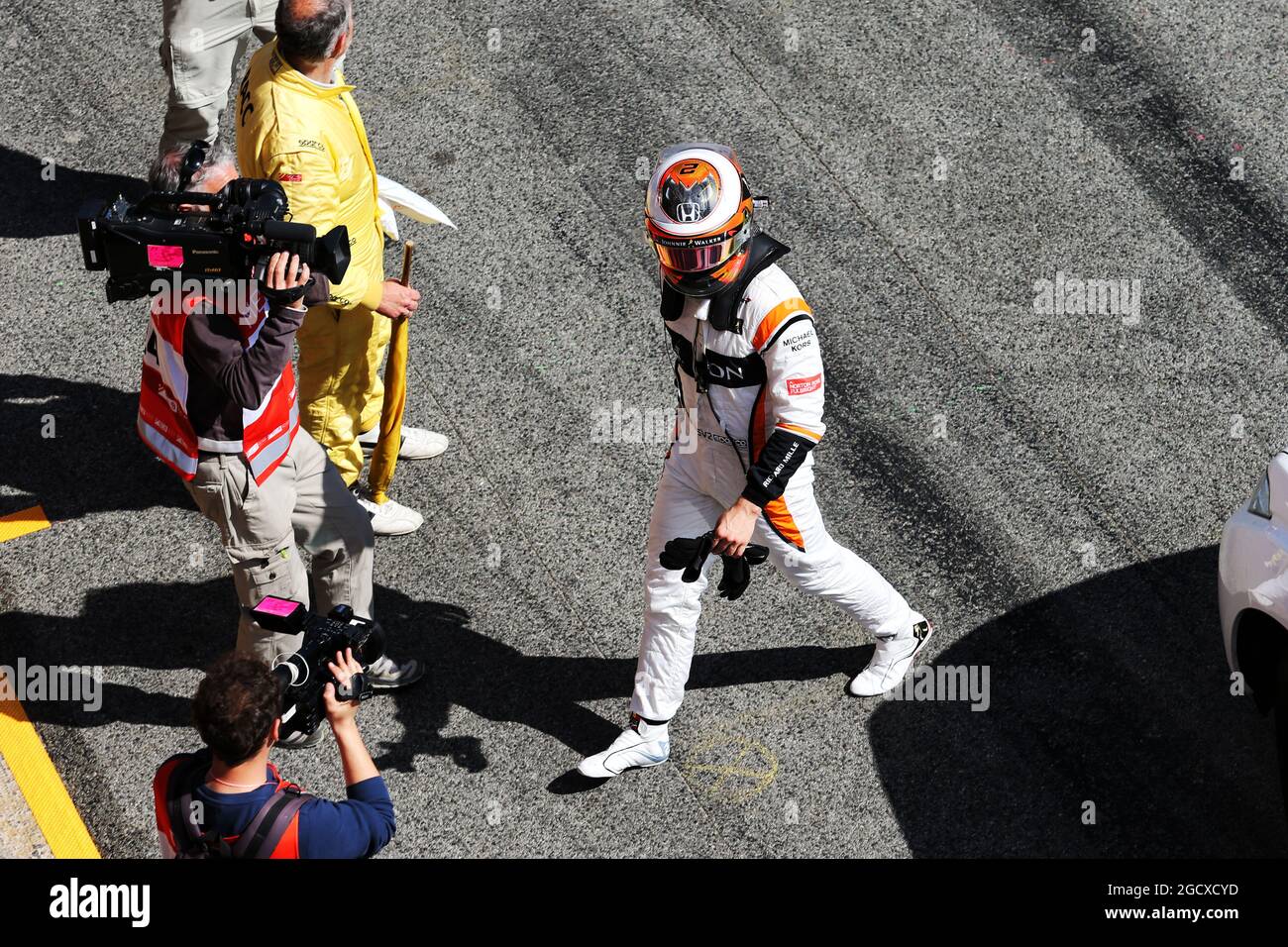 Stoffel Vandoorne (Bel) McLaren kehrt nach dem Stopp auf der Rennstrecke in die Box zurück. Formel-1-Tests, Tag 3, Donnerstag, 9. März 2017. Barcelona, Spanien. Stockfoto