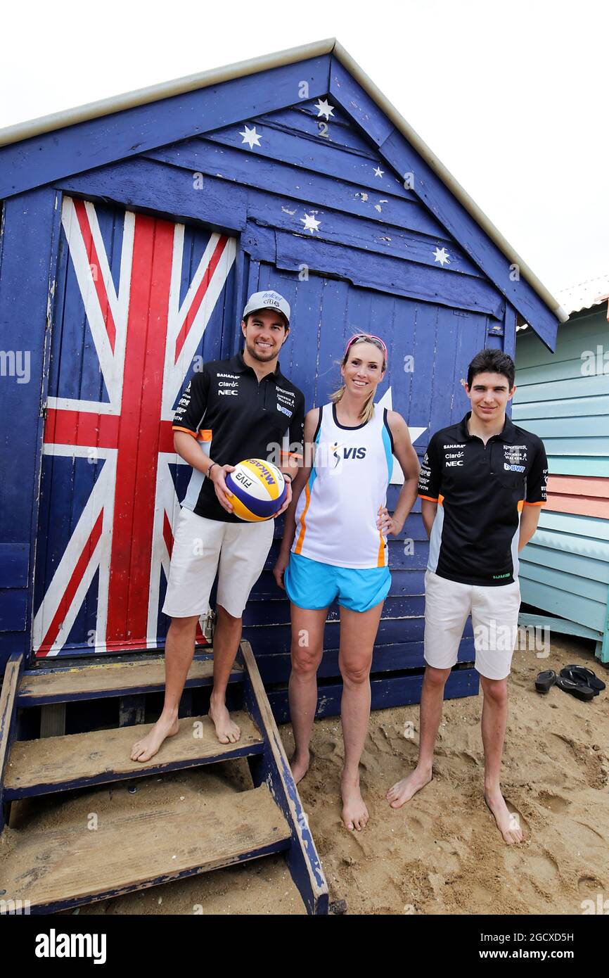 (L bis R): Sergio Perez (MEX) Sahara Force India F1 mit Tamsin Hinchley (AUS) Volleyballspieler und Esteban Ocon (FRA) Sahara Force India F1 Team am Brighton Beach. Großer Preis von Australien, Mittwoch, 22. März 2017. Albert Park, Melbourne, Australien. Großer Preis von Australien, Mittwoch, 22. März 2017. Albert Park, Melbourne, Australien. Stockfoto