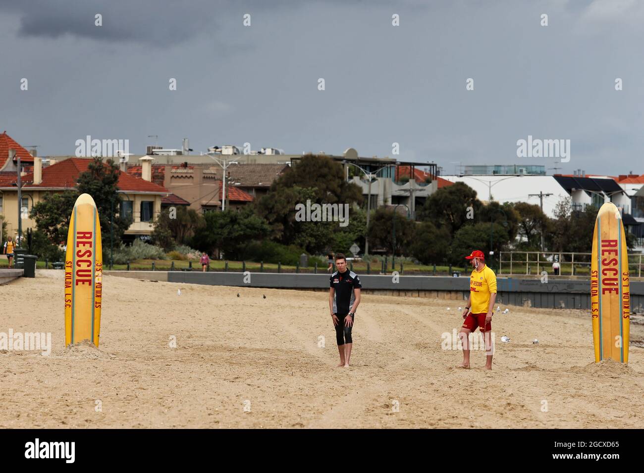 Daniil Kvyat (RUS) Scuderia Toro Rosso am St Kilda Beach mit dem St Kilda Lifesaving Club. Großer Preis von Australien, Mittwoch, 22. März 2017. Albert Park, Melbourne, Australien. Stockfoto
