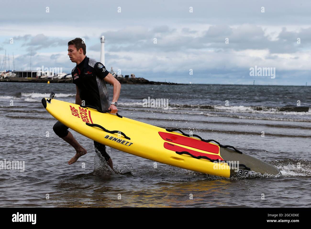 Daniil Kvyat (RUS) Scuderia Toro Rosso am St Kilda Beach mit dem St Kilda Lifesaving Club. Großer Preis von Australien, Mittwoch, 22. März 2017. Albert Park, Melbourne, Australien. Stockfoto