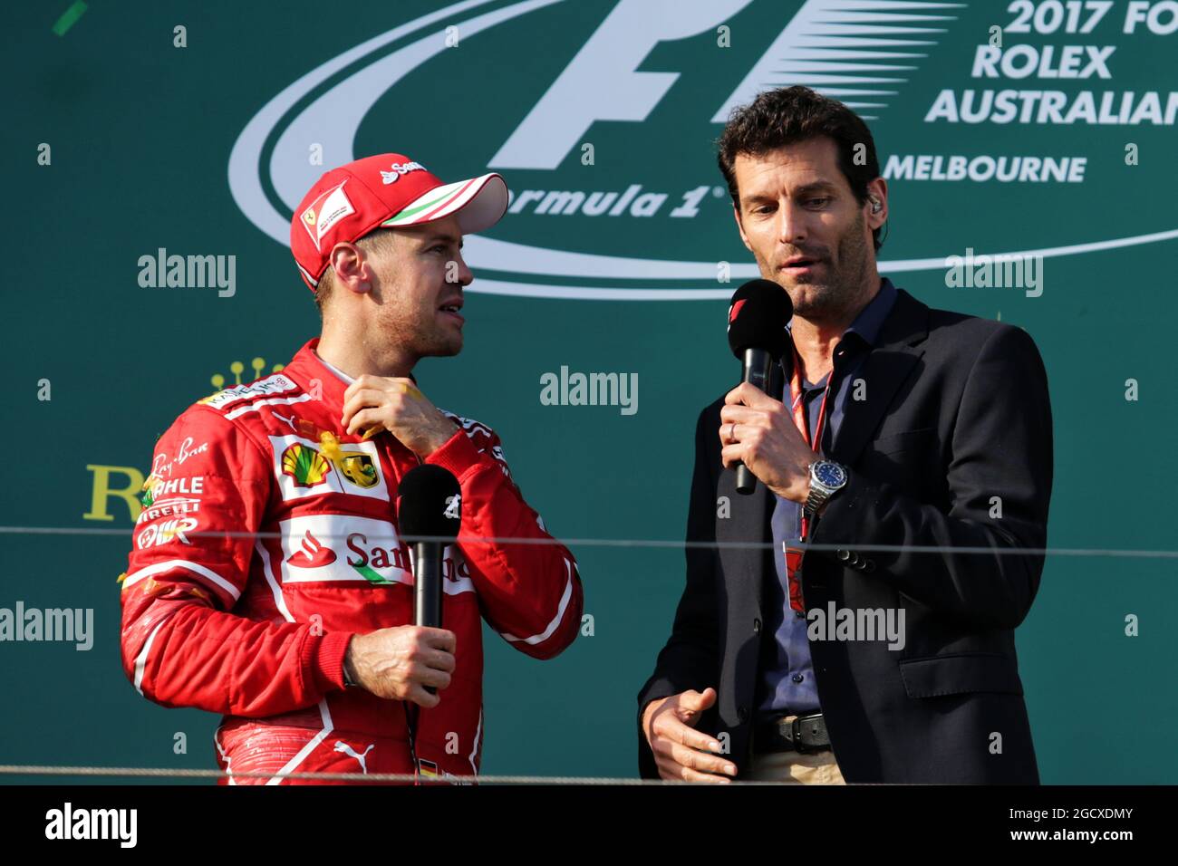 (L bis R): Sebastian Vettel (GER) Ferrari mit Mark Webber (AUS) Channel 4 Presenter auf dem Podium. Großer Preis von Australien, Sonntag, 26. März 2017. Albert Park, Melbourne, Australien. Stockfoto