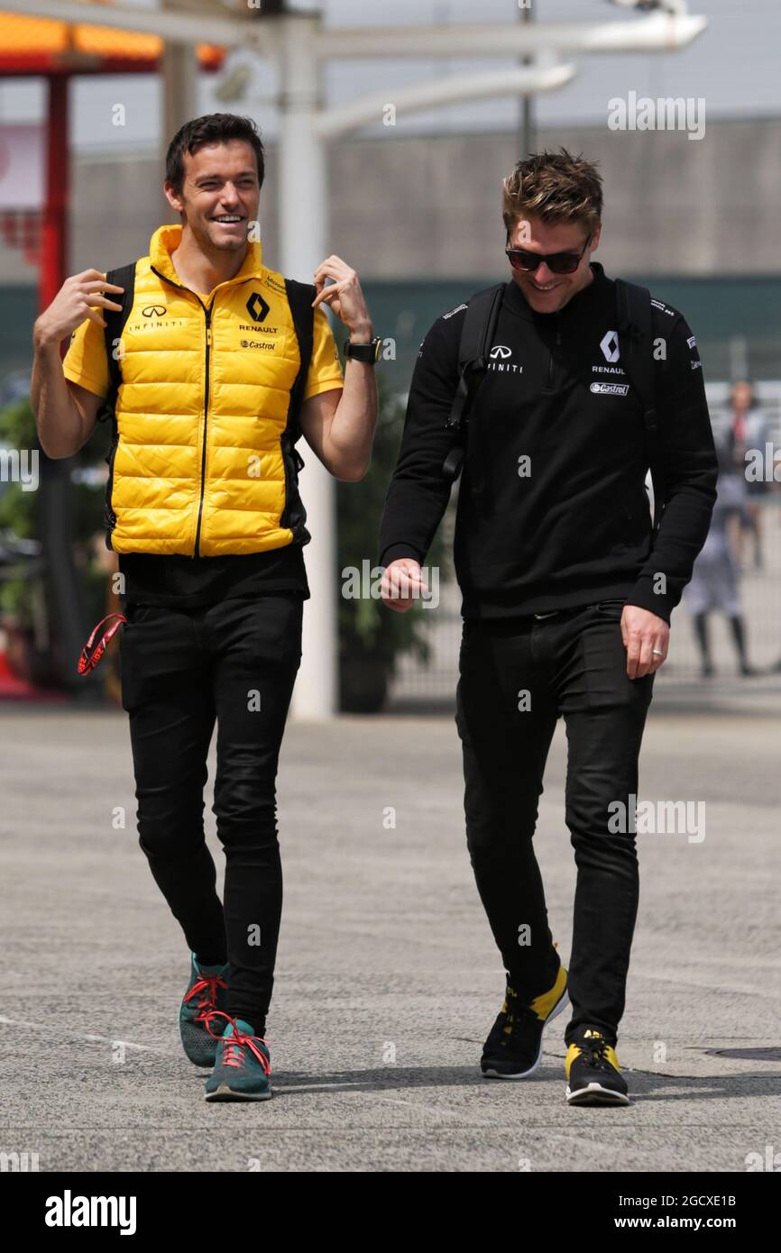 Jolyon Palmer (GBR) Renault Sport F1 Team mit Jack Clarke (GBR) Fahrer und Physio. Großer Preis von China, Samstag, 8. April 2017. Shanghai, China. Stockfoto