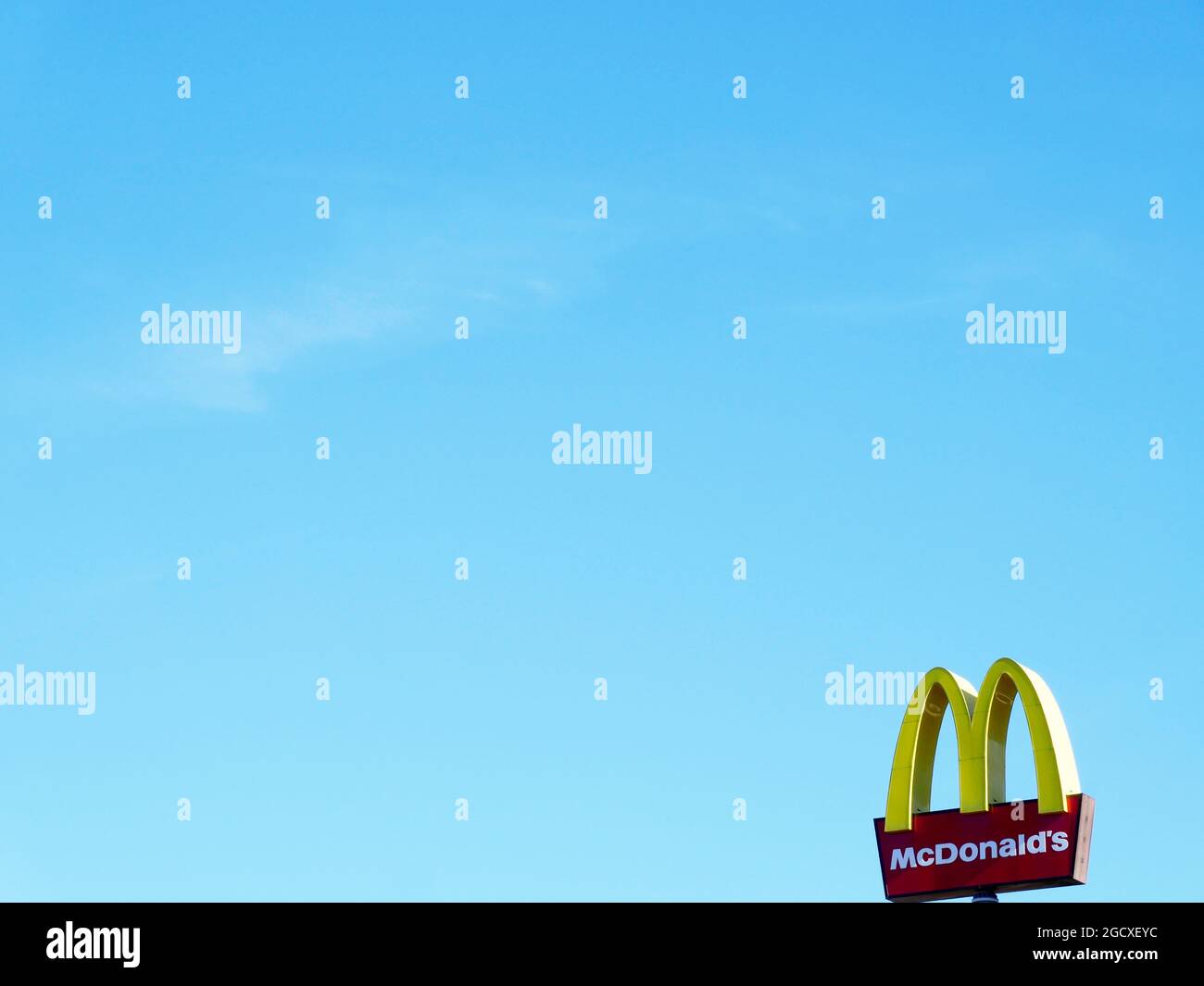 MC Donalds Schild mit blauem Himmel Stockfoto