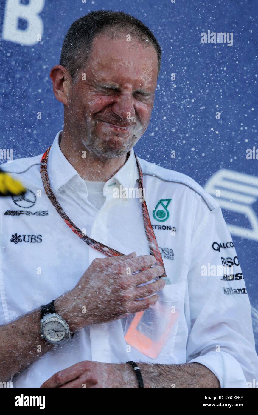 Tony Ross (GBR) Mercedes AMG F1 Race Engineer feiert auf dem Podium. Großer  Preis von Russland, Sonntag, 30. April 2017. Sotschi Autodrom, Sotschi,  Russland Stockfotografie - Alamy