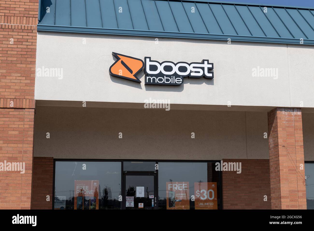 Harrison - circa August 2021: Boost Mobile Phone Store. Boost Mobile wird von Dish Wireless betrieben und nutzt das T-Mobile-Netzwerk zur Bereitstellung von Wireless Stockfoto