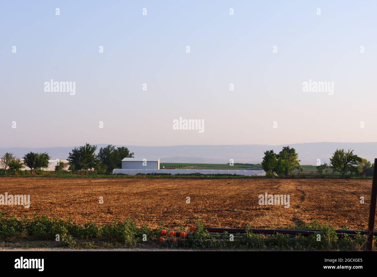 Landwirtschaftliches Land in einem Dorf bei Sonnenaufgang Stockfoto