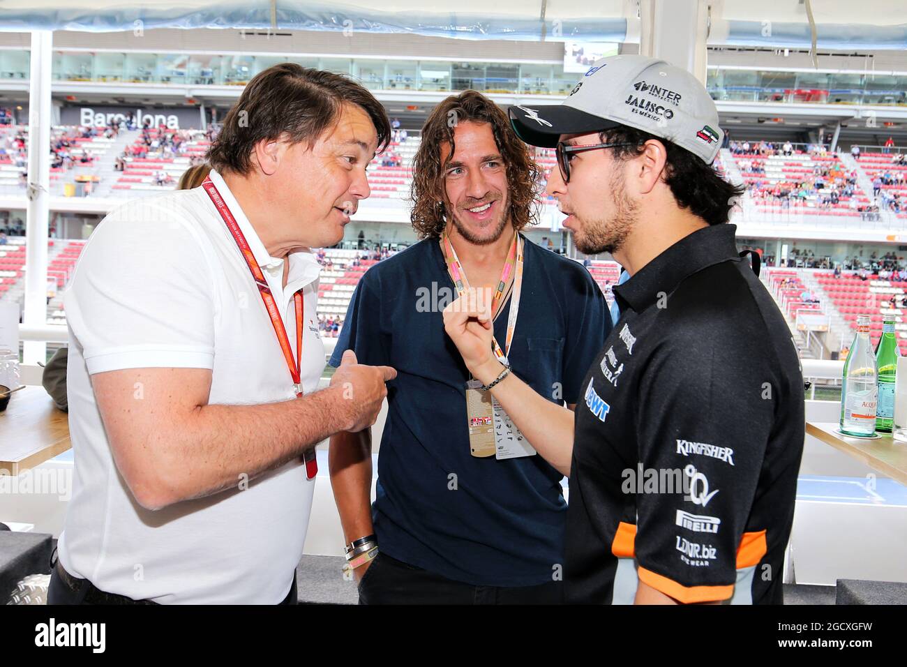 (L bis R): Hans Erik Tuijt (NLD) Heineken Global Sponsorship Director mit Carles Puyol (ESP) im Ruhestand Fußballspieler und Sergio Perez (MEX) Sahara Force India F1. Großer Preis von Spanien, Sonntag, 14. Mai 2017. Barcelona, Spanien. Stockfoto