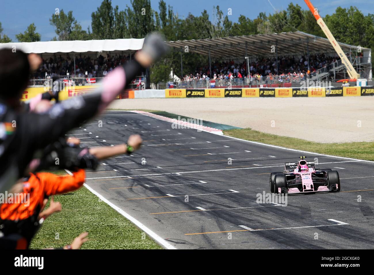 Esteban Ocon (FRA) Sahara Force India F1 VJM10 feiert am Ende des Rennens seinen vierten Platz. Großer Preis von Spanien, Sonntag, 14. Mai 2017. Barcelona, Spanien. Stockfoto