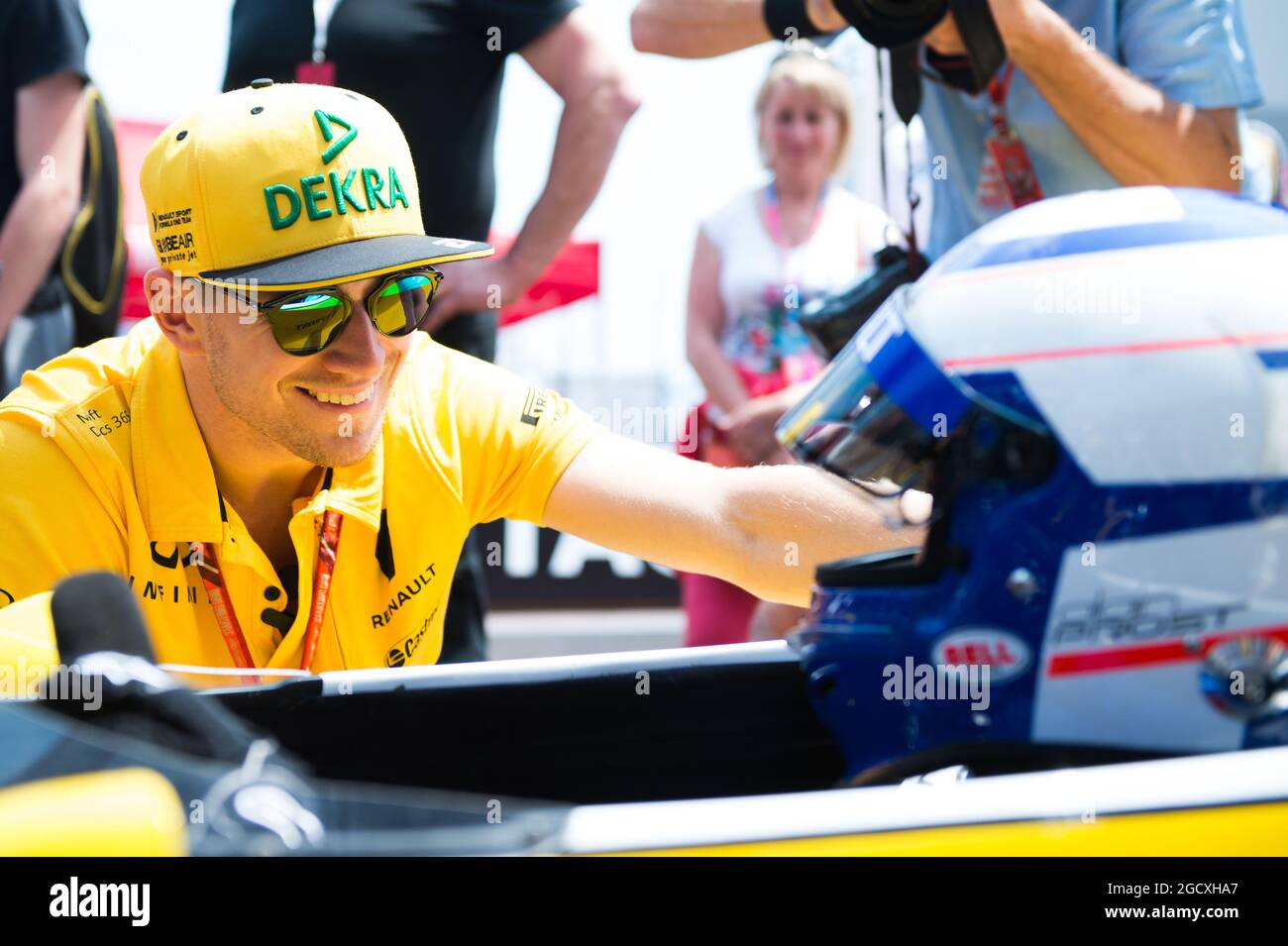 Alain Prost (FRA) Renault Sport F1 Team Special Advisor im Renault RE40, mit Nico Hulkenberg (GER) Renault Sport F1 Team. Großer Preis von Monaco, Freitag, 26. Mai 2017. Monte Carlo, Monaco. Stockfoto