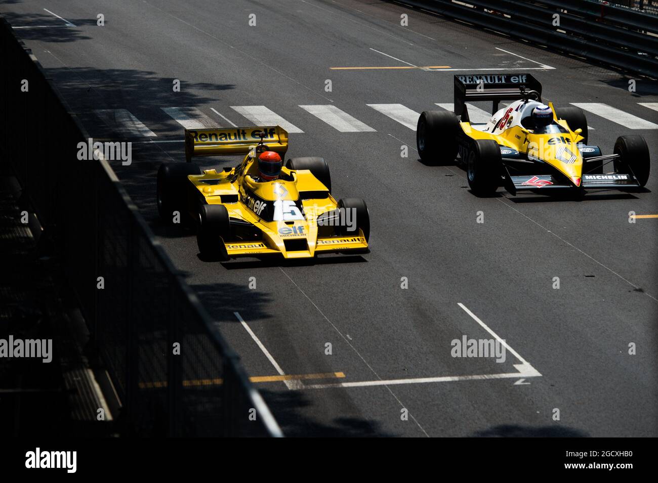 (L bis R): Jean-Pierre Jabouille (FRA) im Renault RS01 und Alain Prost (FRA) Renault Sport F1 Team Special Advisor im Renault RE40. Großer Preis von Monaco, Freitag, 26. Mai 2017. Monte Carlo, Monaco. Stockfoto