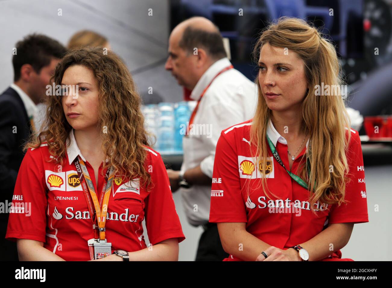 (L bis R): Lucia Pennesi (ITA) Ferrari Commercial and Marketing Director mit der Ferrari R&D Engineer von Ferrara (ITA). Großer Preis von Monaco, Samstag, 27. Mai 2017. Monte Carlo, Monaco. Stockfoto