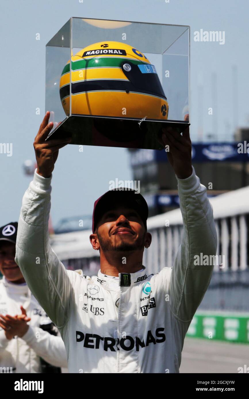 Lewis Hamilton (GBR) Mercedes AMG F1 mit dem Helm von Ayrton Senna, überreichte ihm, nachdem er die Anzahl der Pole-Positionen des Brasilianers gleichgesetzt hatte. Großer Preis von Kanada, Samstag, 10. Juni 2017. Montreal, Kanada. Stockfoto