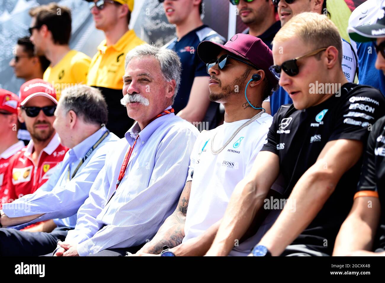 Lewis Hamilton (GBR) Mercedes AMG F1 mit Chase Carey (USA), dem Vorsitzenden der Formel-1-Gruppe. Großer Preis von Kanada, Sonntag, 11. Juni 2017. Montreal, Kanada. Stockfoto