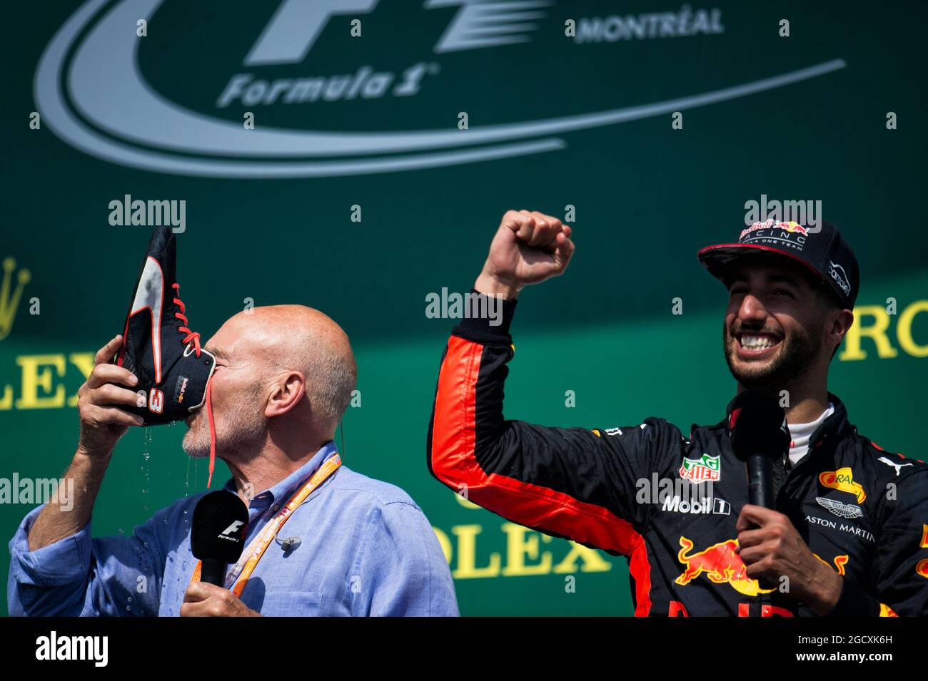 Daniel Ricciardo (AUS) Red Bull Racing feiert mit Sir Patrick Stewart (GBR) Actor seinen dritten Podiumsplatz. Großer Preis von Kanada, Sonntag, 11. Juni 2017. Montreal, Kanada. Stockfoto