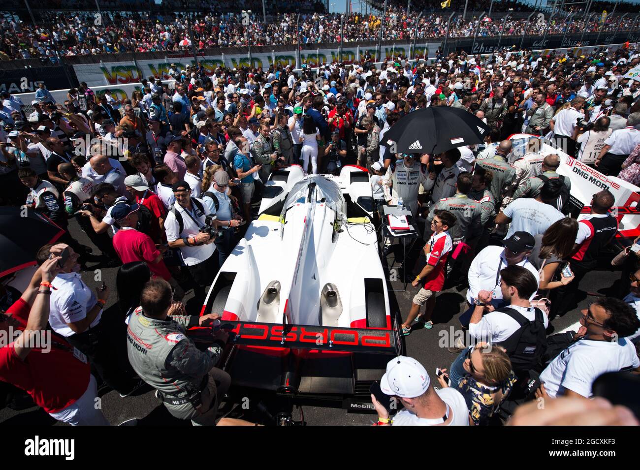 Neel Jani (SUI) / Andre Lotterer (GER) / Nick Tandy (GBR) #01 Porsche LMP Team, Porsche 919 Hybrid am Start. FIA-Langstrecken-Weltmeisterschaft, 24 Stunden von Le Mans - Rennen, Samstag, 17. Juni 2017. Le Mans, Frankreich. Stockfoto