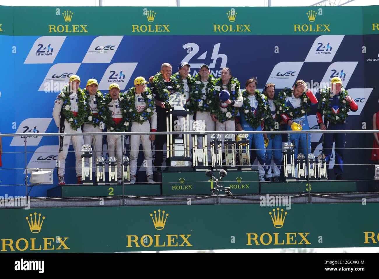 Das Podium (L bis R): Ho-Ping Tung (CHN) / Oliver Jarvis (GBR) / Thomas Laurent (FRA) #38 Jackie Chan DC Racing, Orca 07 - Gibson, Zweiter; Timo Bernhard (GER) / Earl Bamber (NZL) / Brendon Hartley (NZL) #02 Porsche LMP Team, Porsche 919 Hybrid, Rennsieger; Nelson Piquet Jr (BRA) / Mathias Beche (SUI) / David Heinemeier-Hansson (DEN) #13 Vaillante Rebellion, Oreca 07 - Gibson, Third. FIA-Langstrecken-Weltmeisterschaft, Le Mans 24 Stunden - Rennen, Sonntag, 18. Juni 2017. Le Mans, Frankreich. Stockfoto