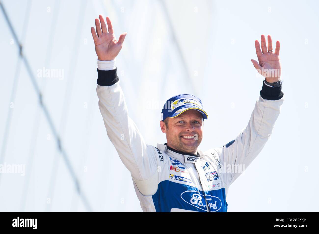 Andy Priaulx (GBR) #67 Ford Chip Ganassi Team UK Ford GT, feiert den zweiten Platz auf dem GTE Pro Podium. FIA-Langstrecken-Weltmeisterschaft, Le Mans 24 Stunden - Rennen, Sonntag, 18. Juni 2017. Le Mans, Frankreich. Stockfoto