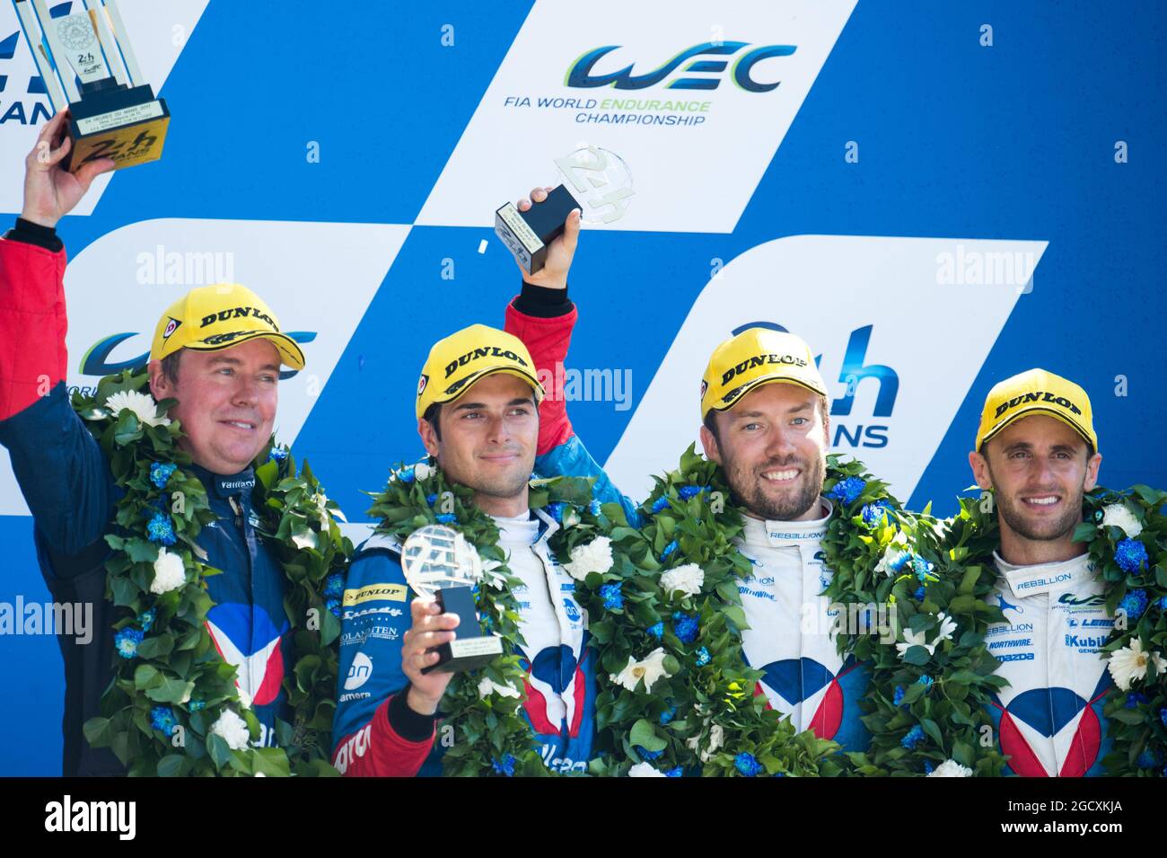 Nelson Piquet Jr (BRA) / Mathias Beche (SUI) / David Heinemeier-Hansson (DEN) #13 Vaillante Rebellion, Oreca 07 - Gibson, feiern den dritten Platz auf dem Podium. FIA-Langstrecken-Weltmeisterschaft, Le Mans 24 Stunden - Rennen, Sonntag, 18. Juni 2017. Le Mans, Frankreich. Stockfoto