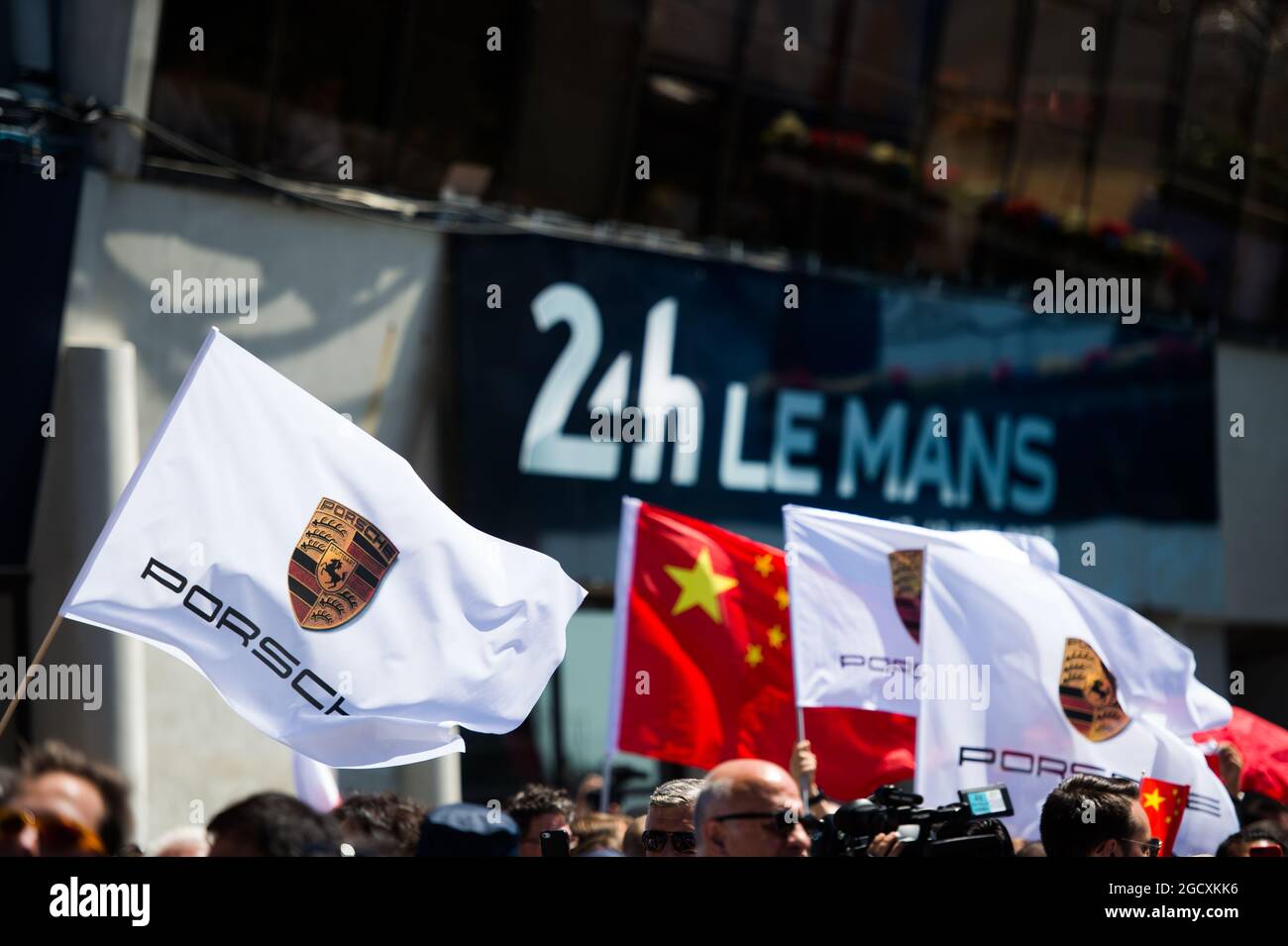 Porsche Flaggen auf dem Podium. FIA-Langstrecken-Weltmeisterschaft, Le Mans 24 Stunden - Rennen, Sonntag, 18. Juni 2017. Le Mans, Frankreich. Stockfoto