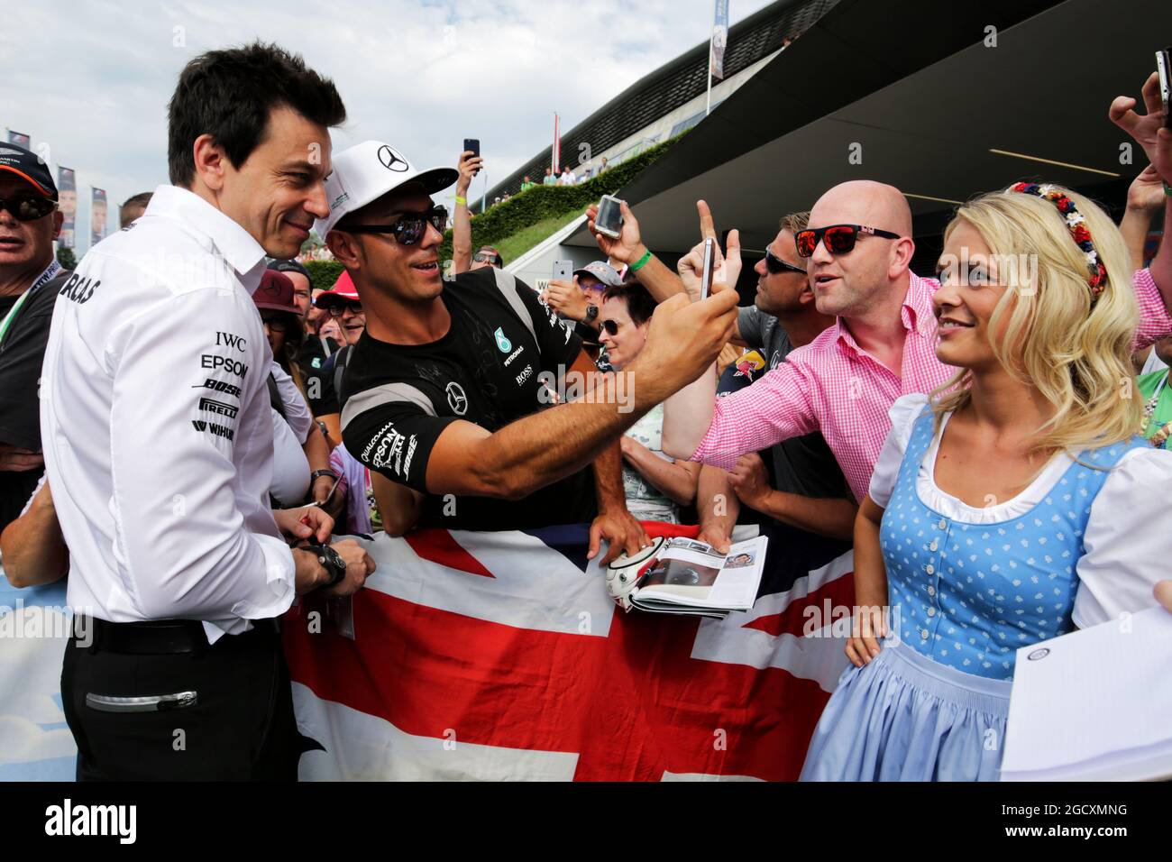 Toto Wolff (GER) Mercedes AMG F1 Aktionär und Geschäftsführer mit Fans. Großer Preis von Österreich, Samstag, 8. Juli 2017. Spielberg, Österreich. Stockfoto