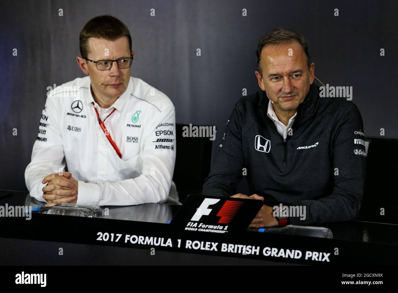 (L bis R): Andy Cowell (GBR) Mercedes-Benz High Performance Powertrains Managing Director und Jonathan Neale (GBR) McLaren Chief Operated Officer bei der FIA Pressekonferenz. Großer Preis von Großbritannien, Freitag, 14. Juli 2017. Silverstone, England. Stockfoto