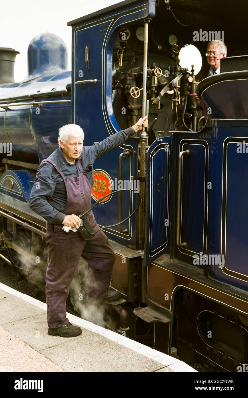 Dampfeisenbahn. Caledonian Railway 0-6-0 C.R. Nr. 828. Fahrer und Feuerwehrmann am Bahnhof Boat of Garten. Speyside Highland Schottland Großbritannien Stockfoto